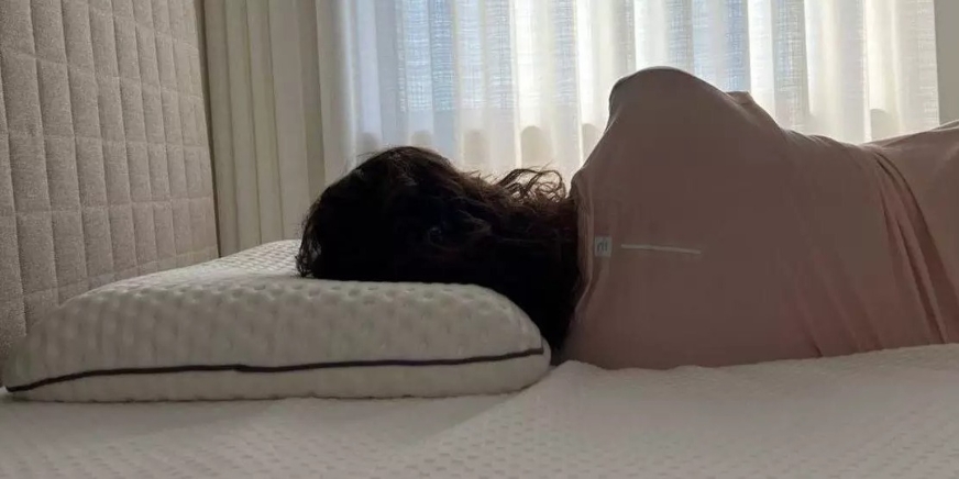 Testpersoon liggend op twee lagen van het Emma Diamond kussen